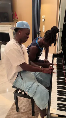 🎹😂 CAMAVINGA Y VINICIUS SE PASAN AL PIANO 🎥 @Vini Jr.  #tiktokfootballacademy #deportesentiktok 