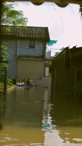 Đi qua những ngày mưa mới thấy thương thêm ngày nắng. Sáng nay, mặt trời vừa ló lên sau cả tuần lũ lụt, tui vội xách máy ra quay vài shot làm kỉ niệm. Ai ngờ, chưa kịp ghi hết nắng, trời lại đổ mưa... #colorofmemory #binhyen #Kyuc #peace #quehuong 