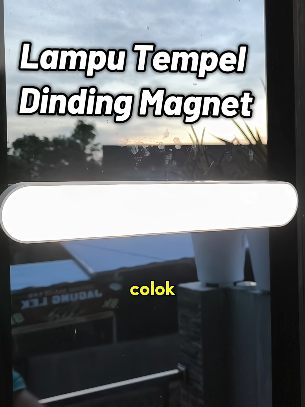 Lampu tempel dinding magnetik, dilengkapi dengan tiga warna cahaya dan keredupan yang bisa disesuaikan. #lamputempel  #lampuportable 