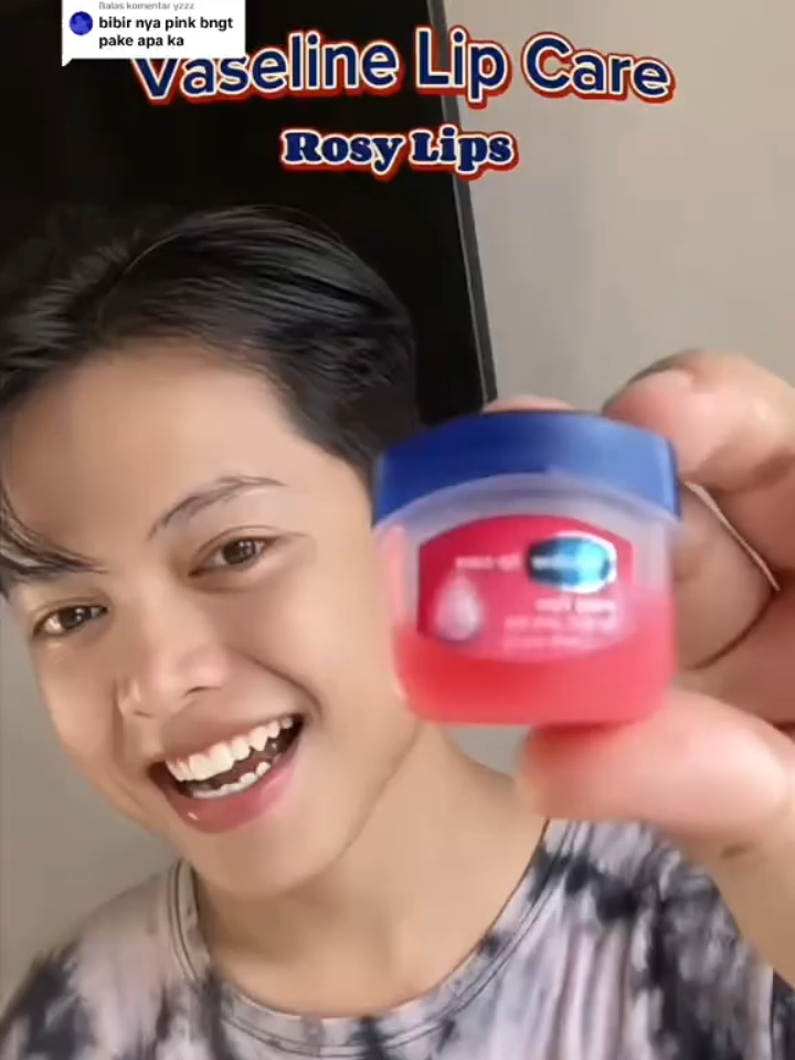 Solusi bibir kering dan pecah-pecah, bisa memerahkan bibir juga. Ajaibnya juga bisa dipakai di area tubuh lain yg kering loh