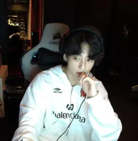 정국이의 과자 개봉과 진의 노래 듣기