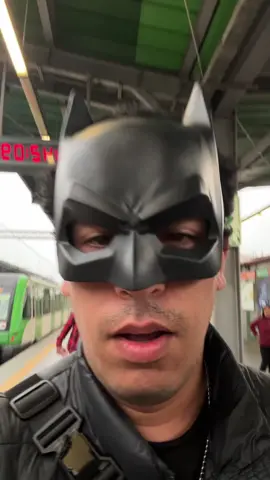 Batman cuidando las calles de Lima