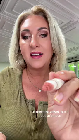 If you love that blurred, soft-matte lip look — this JudyDoll Cushion Lip Powder Cream is next-level. It starts creamy like chocolate sauce and dries into a lightweight, velvety finish that doesn’t smudge or crack. It smooths fine lines, hides dryness, and stays flawless for up to 24 hours. The texture feels like air, not paint — just smooth, plush color that lasts through coffee, food, and long days. ☁️💄 #MakeupHack #TikTokBeautyFinds #lipstick #beautyhacks #lips 