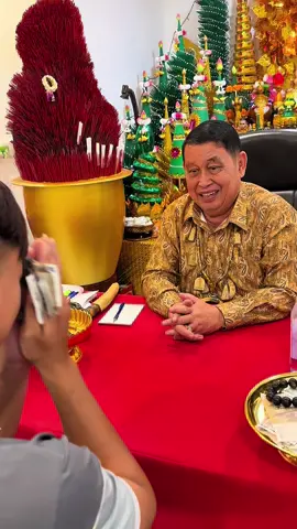 ចៅ​ប្រុស​ជិះ​ពីរ​កំពង់​ស្ពឺ​មក​ ជួប​លោក​តា​ ដល់​ភ្នំពេញ​ ដេីម្បី​មក​ទទួល​លាភ​ជ័យ​ ហេង​ៗៗ
