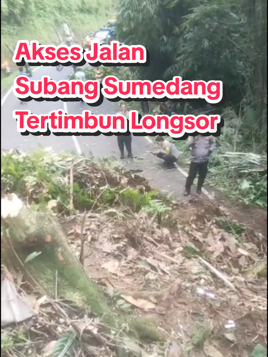 Akses jalan penghubung Subang Sumedang yang terletak di kawasan Cadas Gantung ditutup akibat longsor yang terjadi pada Rabu (5/11). Material longsor menutupi seluruh badan jalan sehingga tidak dapat dilalui oleh kendaraan.  Petugas gabungan tengah melakukan penanganan dan  pembersihan material longsor agar jalur dapat dilalui kembali.  #longsor #tanahlongsor #subang  #sumedang 