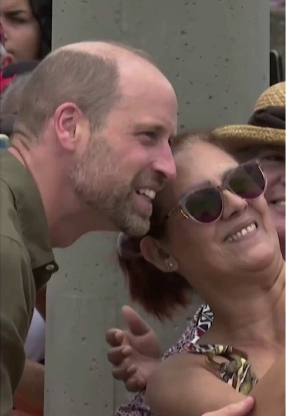 🤝 Le Prince William, au plus près des gens. En visite sur l’île de Paquetá, au large de Rio de Janeiro, le Prince de Galles a pris le temps d’échanger et de serrer les mains des habitants, dans une ambiance simple et chaleureuse. Un moment de proximité qui reflète sa manière authentique et accessible d’aller à la rencontre du public. En déplacement au Brésil dans le cadre de ses engagements pour l’environnement, le prince continue de prouver qu’on peut être royal… tout en restant accessible. #princewilliam #BrazilVisit #royalfamily #royalfamily #royal     