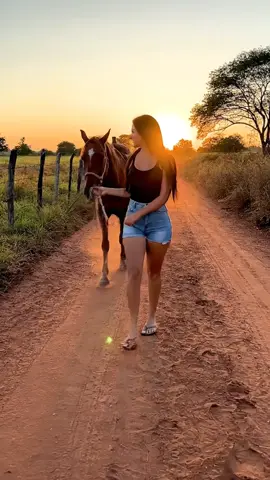 Tenho 23 anos, cresci na roça, sou moça…   e tô em busca de conhecer alguém pra casar.   Comenta aí de qual cidade você é! 🌾💛 #Roça #VidaNaRoça #BrunaDaRoça #MulherDoCampo #SimplesENatural                