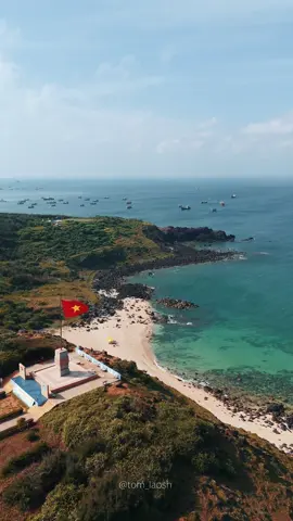📍Phu Quy Flag Tower 🇻🇳 Rising 22.6 m above the sea, this monument stands proudly on Phu Quy Island - a symbol of Vietnam’s presence in the East Sea. Endless blue, crashing waves, and pure island freedom. 🌊 #phuquy #cotcophuquy #dulichvietnam #travelvietnam #toiyeuvietnam 