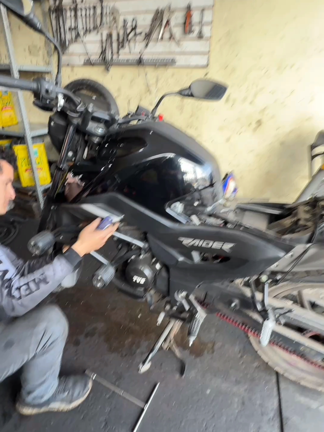 SOMOS UN TALLER MULTIMARCA COMPREMITIDA CON TU VEHIÍCULO, UBICANOS EN: JIRÓN HIPÓLITO UNANUE 841, LA VICTORIA #taller #tallermecanico #moto #peruvian #biker #lavictoria #tvsraider125cc #mantenimientopreventivo