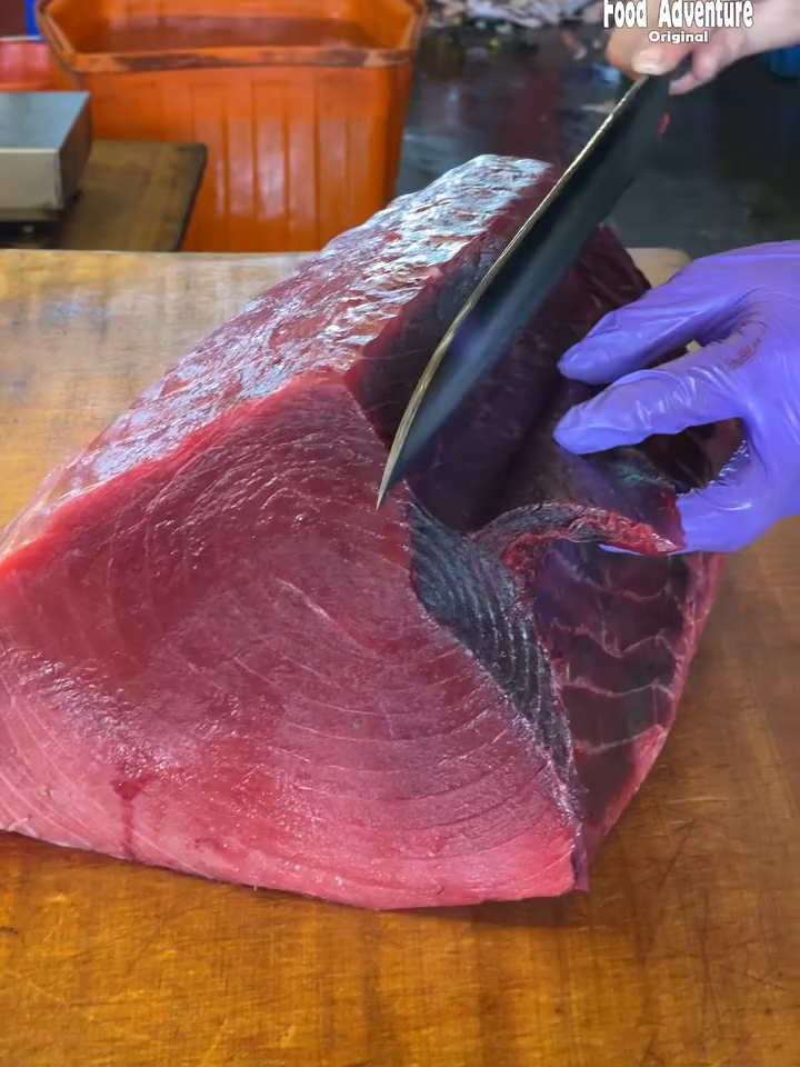Cut off dark meat from giant bluefin tuna 🔪 #BluefinTuna #AkamiSushi  ｜ Food Adventure