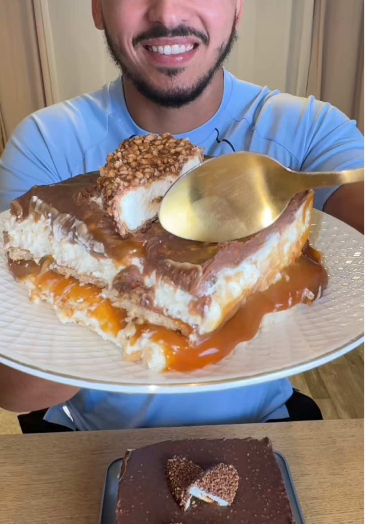 Kinder maxi King en gâteau 🍫🍫 Crème chantilly mascarpone :  - 500gr de mascarpone  - 40cl de crème liquide 30% de mat grasse  - 60gr de sucre glace  - 2 sachet de sucre vanillé  Coulis chocolat façon Ferrero :  - 200gr de chocolat au lait dessert  - 20cl de crème liquide  - cacahuète concassées  #recettes #ideerecettes #recettesimple #recetterapide #recettefacile 