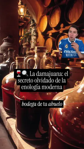 💡 Dato adicional: las damajuanas (del francés dame-jeanne) existen desde el siglo XIV, y su fabricación artesanal en vidrio soplado fue considerada un oficio de lujo en la Europa renacentista. Durante siglos, fueron el recipiente estándar para el transporte y almacenamiento de vino y aguardientes, hasta que los barriles y las botellas individuales las reemplazaron. Hoy, lejos de desaparecer, vuelven a usarse en bodegas modernas para fermentaciones experimentales o microvinificaciones. Su gran ventaja radica en la neutralidad del vidrio, que permite estudiar los efectos de diferentes levaduras, clones o temperaturas sin interferencias del recipiente. También son comunes en bodegas biodinámicas o naturales, que buscan mínima intervención y control visual del proceso. ⚠️ Pero su transparencia es una debilidad: la luz puede generar el llamado “gusto de luz”, provocado por la reacción fotoquímica entre riboflavina y aminoácidos sulfurados, que produce compuestos responsables de aromas a col cocida o cebolla. Por eso las damajuanas actuales se fabrican en vidrio verde o ámbar, o se recubren completamente. 📚 La OIV (2022) reconoce las damajuanas como herramientas válidas en microvinificación y almacenamiento a corto plazo, siempre que se garanticen condiciones estables de temperatura, luz y hermeticidad. #wine #winelover #winetime 