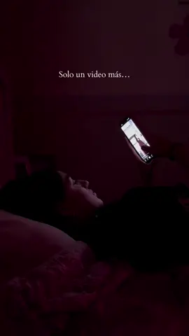 ¿Alguna vez dijiste “solo un video más”… y de pronto ya era de noche otra vez? 🌙📱 El scroll no tiene fin, pero tú sí puedes decidir cuándo parar. Apaga. Respira. Vive fuera de la pantalla. #ModoOffline #ApagaYVive #ScrollInfinito #viral #fyp   