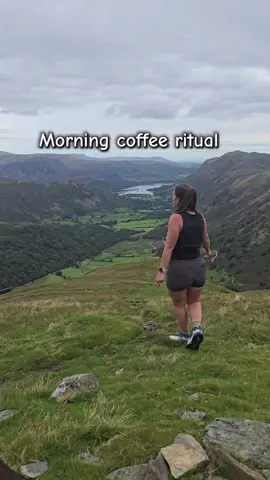 The best place to have your coffee is in the mountains right? 👌 Morning coffees with my @Passenger kit 😍   #MomentsOfEscapism #MorningRituals #Roamerscollective #passengerclothing #Hiking 