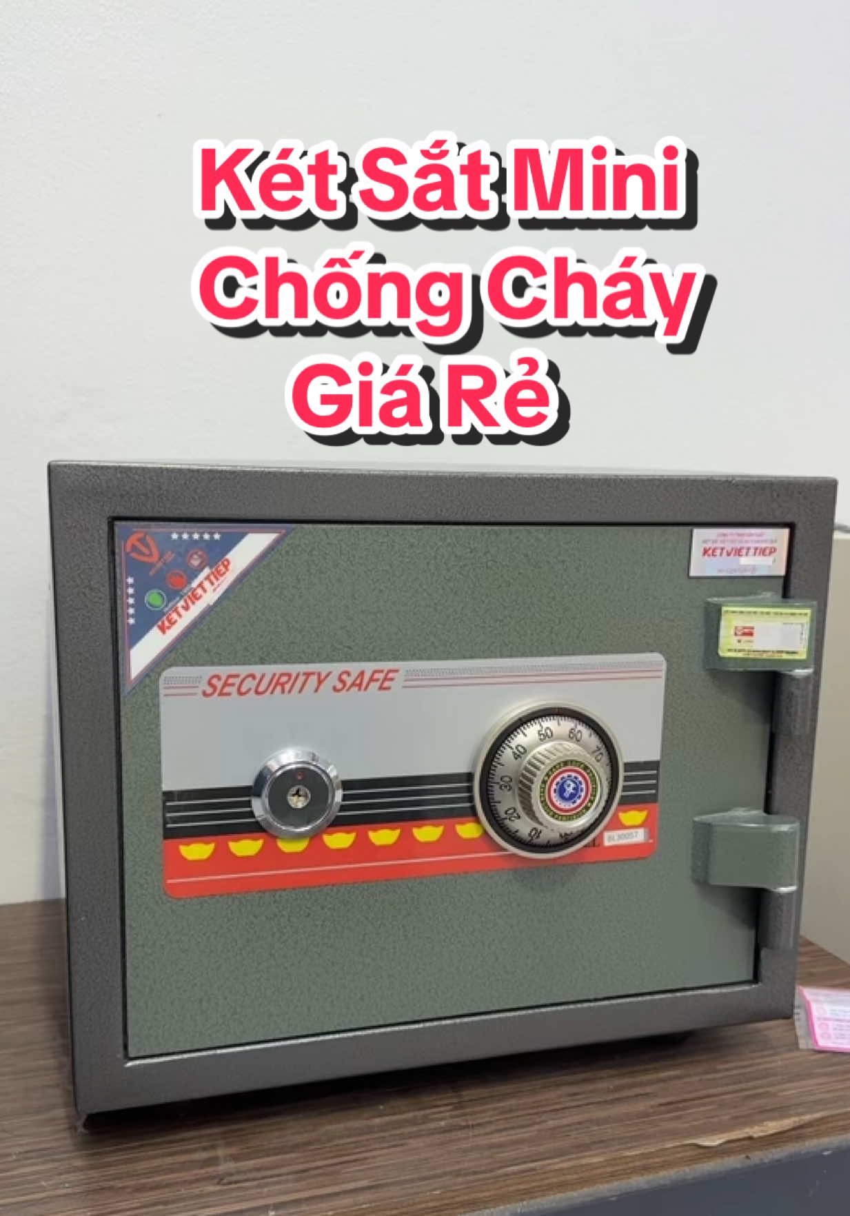 Két sắt mini chống cháy Việt Tiệp sử dụng khoá cơ siêu bền giúp bảo vệ giấy tờ tài sản an toàn Đây là dòng két sắt giá rẻ được vận chuyển tận nhà miễn phí của công ty #ketsat #ketsatviettiep #ketsatmini #ketsatkhoaco #ketsatchongchay 