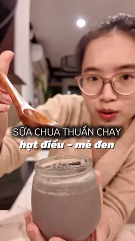 Nay tôii làm hẳn sữa chua từ mè đen hạt điềuuu cho bác bác trầm trồ ☺️ tuy mẻ này chưa thành công mỹ mãn nhưng vẫn chấm 8/10 nhaaa #meden #suachuathuanchay #suachua #ngansongxanh #healthy #monngonmoingay #xuhuong 