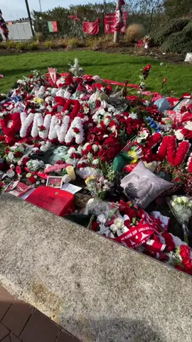 Visiting Diogo Jotas memorial at the Liverpool stadium ❤️‍🩹🙏🏼  @Liverpool FC @Santi Pupi #foryou #foryoupage #fyp #FYP #couple 
