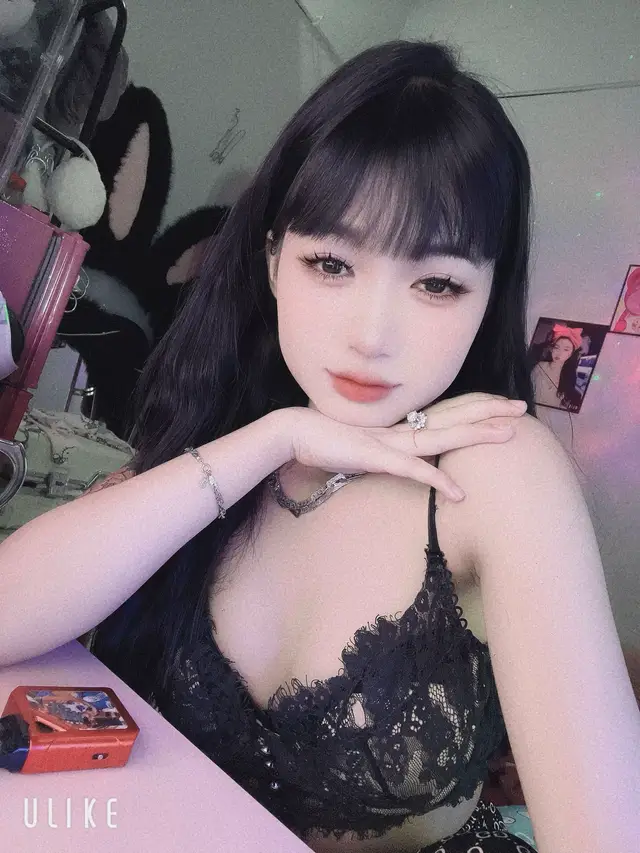 Thời gian có một cách rất lặng lẽ để dạy cho ta một bài học: Không phải ai ở bên ta hôm nay cũng sẽ ở mãi ngày mai. Không phải cảm xúc nào cũng giữ nguyên vẹn như thuở ban đầu. Có những người từng là tất cả, rồi một ngày bỗng trở thành một kỉ niệm xa xăm. Có những điều khiến ta đau đến nghẹt thở, rồi cũng chỉ còn một tiếng thở dài khi nhớ lại. Cuộc sống vốn không báo trước những thay đổi, nó chỉ lặng lẽ cuốn mọi thứ theo dòng chảy của thời gian. Ta không thể cưỡng cầu, cũng không thể níu giữ. Điều duy nhất ta có thể làm là học cách chấp nhận và mĩm cười với những gì đã qua. Mỗi vết thương là một dấu ấn, mỗi kỉ niệm là một mãnh ghép của hành trình lớn lên. Có thể ta không còn như trước, nhưng chính sự thay đổi đó giúp ta hiểu rõ lòng mình hơn. Rồi một ngày khi nhìn lại, ta sẽ không buồn như lúc đầu mà sẽ nhẹ nhàng nói. 