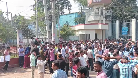 সাভারের আশুলিয়ায় পুলিশের সাথে গার্মেন্টস শ্রমিকদের সংঘর্ষ ও ধাওয়া পাল্টা ধাওয়ার ঘটনা ঘটেছে। এতে অন্তত পাঁচ শ্রমিক আহত হয়েছে। সকালে আশুলিয়ার ঢাকা রপ্তানী প্রক্রিয়া করণ এলাকা ডিইপিজেডের সামনে এ সংঘর্ষের ঘটনা ঘটে। এঘটনায় সেখানে অতিরিক্ত পুলিশ ও আনসার সদস্য মোতায়েন করা হয়েছে। শিল্প পুলিশ জানায়,গত কয়েক দিন ধরে ডিইপিজেড এলাকার বিদেশী মালিকানাধীন একই মালিকের তিনটি প্রতিষ্ঠান এ্যাক্টর এক্সপোটিং লিমিটেড,সাউথ চায়না ও গোল্ড টেক্স এর শ্রমিকরা বকেয়া তিন মাসের বেতনের দাবিতে আন্দোলন করে আসছিলো। পরে আজ তারা সেখানে আন্দোলনে নেমে অসোন্তোষ সৃষ্টি করে পুলিশকে ইট পাটকেল নিক্ষেপ করে। এসময় পুলিশ তাদেরকে সড়িয়ে দেওয়ার জন্য জল কামান ও রাবার বুলেট নিক্ষেপ করে তাদের সড়িয়ে দেওয়ার চেষ্টা করলে শ্রমিকদের সাথে পুলিশের সংঘর্ষ বাধে। এসময় সংঘর্ষে অন্তত পাঁচ জন শ্রমিক আহত হয়। #flowerseveryone #depz #police#