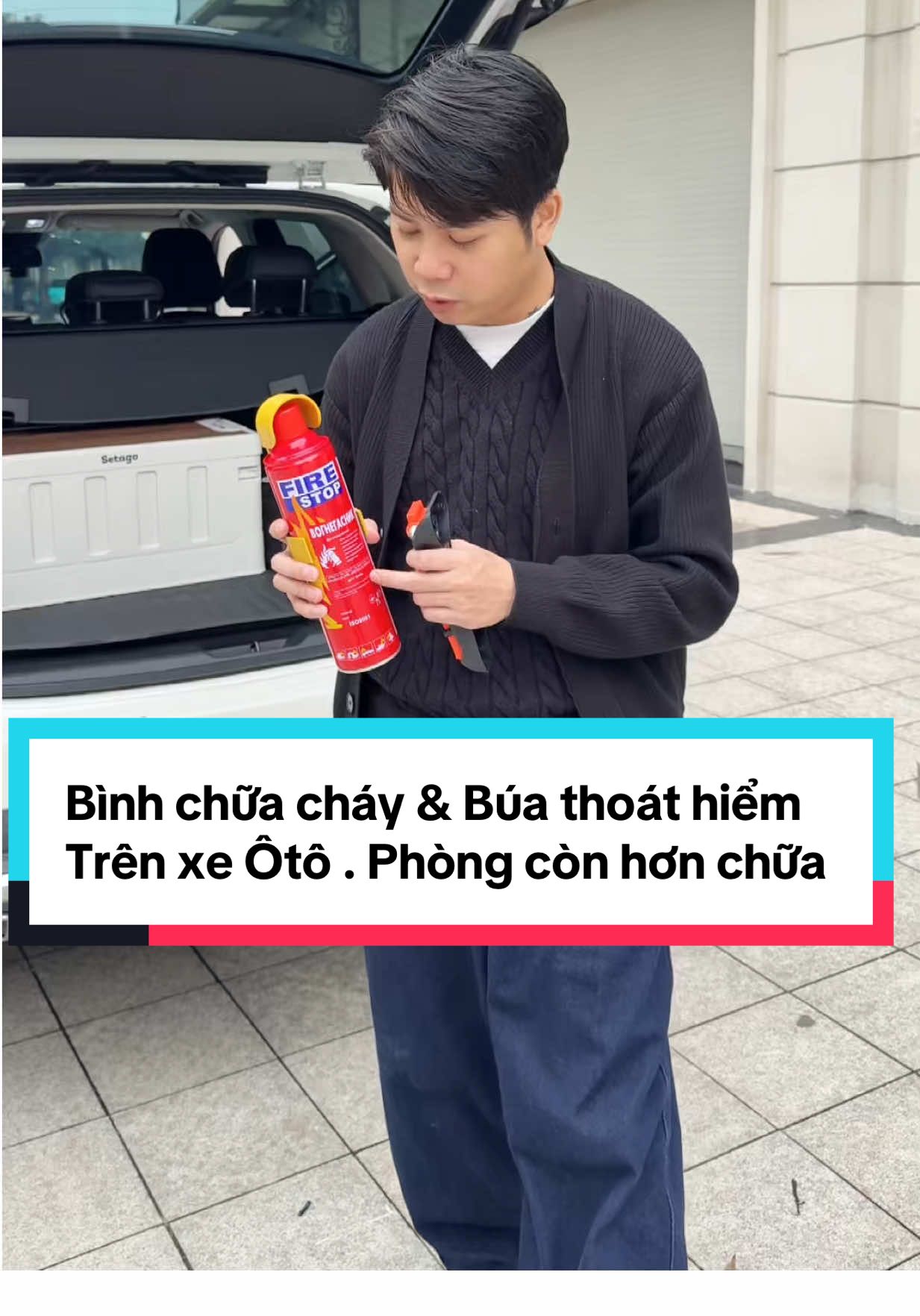 Bình chữa cháy & Búa thoát hiểm Trên xe Ôtô . Phòng còn hơn chữa . #binhcuuhoaxeoto #binhchuachayoto #binhchuachaymini #phukienoto #phukienxehoi 