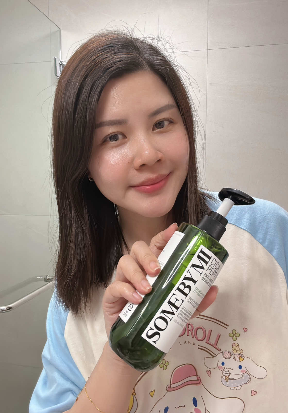 Giving my hair some love with the @somebymi.sg Cica Peptide Anti-Hair Loss Derma Scalp Shampoo. It is gentle, refreshing, and perfect for my sensitive scalp! 💆🏻‍♀️✨ #somebymi #haircare #antihairloss #SelfCare #scalp 