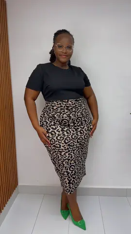 SOLD 🔖 🔖  ✅ Super Quality #Thrifted #Dress Available ✅ Size 18 ✅ Price:kes 4000 ✅ DM or Whatsapp 0799182838 📌 Platinum Plaza. Shop 404