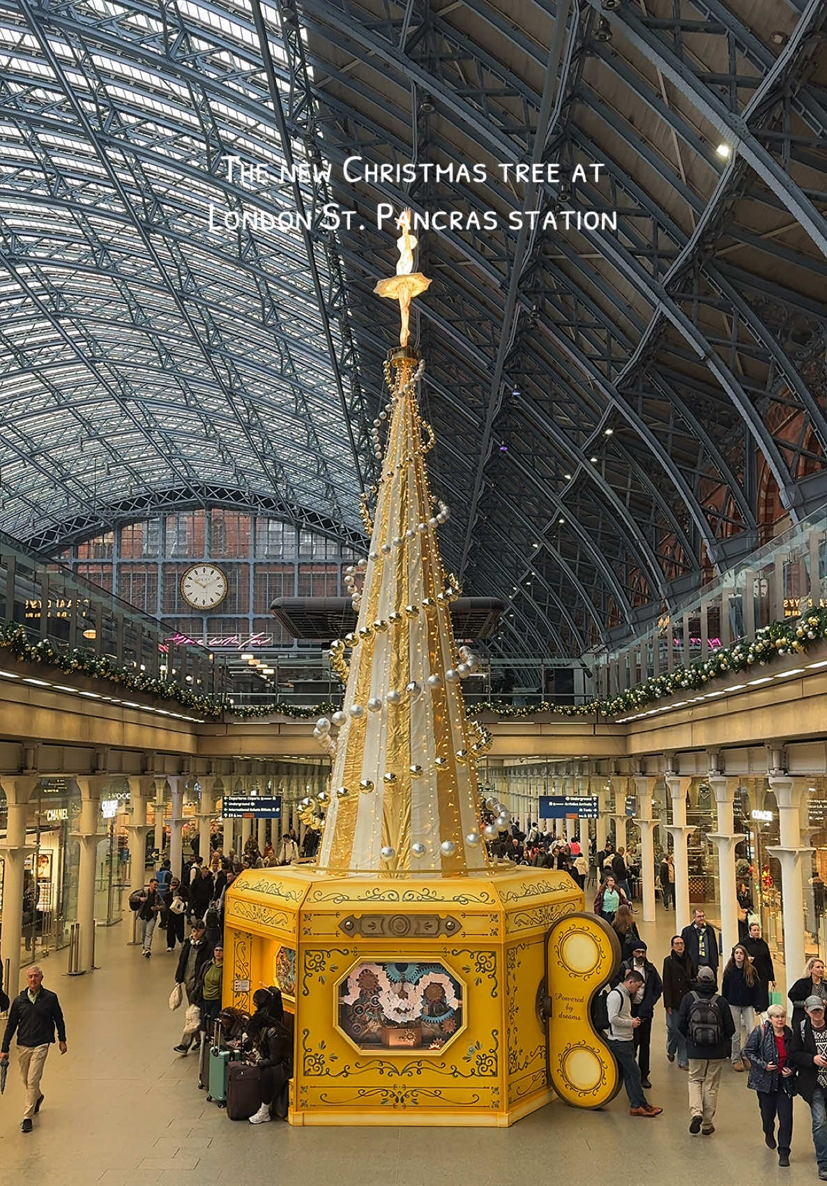 The new Christmas tree at London’s St. Pancras is here. 🎄✨ This year’s 12-meter high tree is a rotating music-box dreamscape. The theme is “Powered by Dreams”. Inspired by children’s wishes and imagination. 💫 A must-see if you’re in London this season. 🤍 #christmas #london #christmasinlondon #londonchristmas #visitlondon 