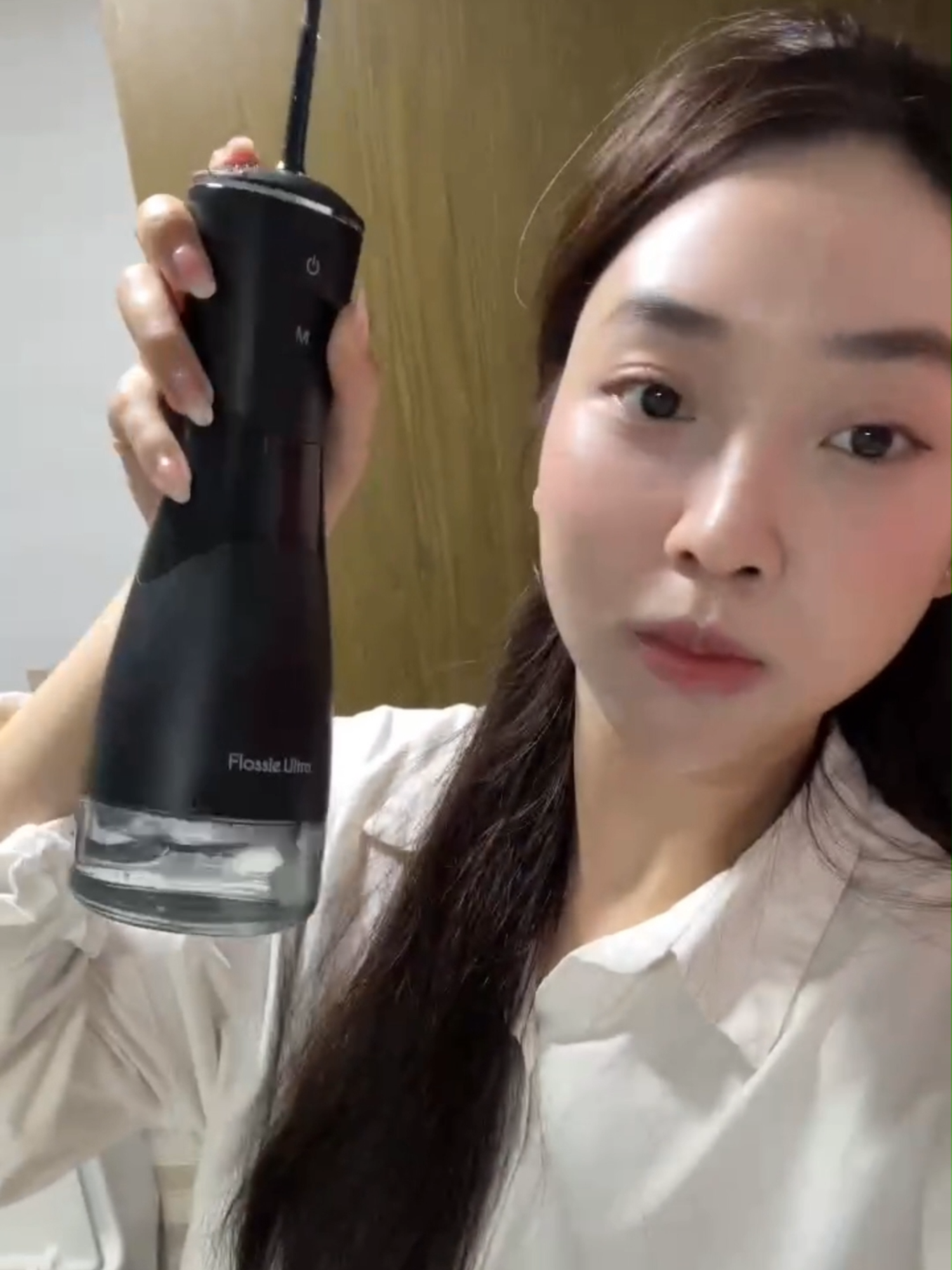 Đây là chiếc tăm nước em Hiền thích nhất trong các loại em từng sử dụng đó cả nhà #flossie #tamnuoc2chieuflossie #tamnuoc2chieu