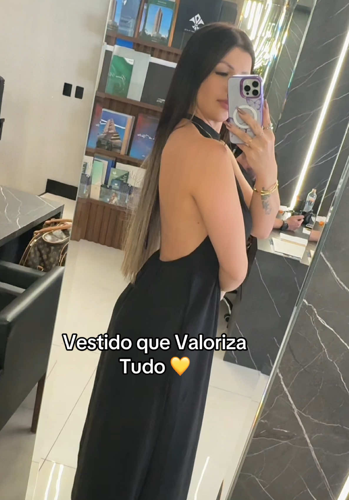 “Se você tem casamento, formatura ou qualquer evento chegando, esse vestido é simplesmente perfeito! ✨ Gola alta elegante, costas nuas que alongam a silhueta e um caimento leve que deixa o look impecável em qualquer foto. E o melhor? Tá saindo por menos de R$60 hoje! 🤯 As cores são lindas, veste super bem e deixa qualquer mulher com cara de madrinha rica. Corre e acessa o carrinho laranja aqui embaixo antes que esgote! 💛👇” #vestidolongo #vestidomadrinha #lookfesta #formatura #casamento2025      