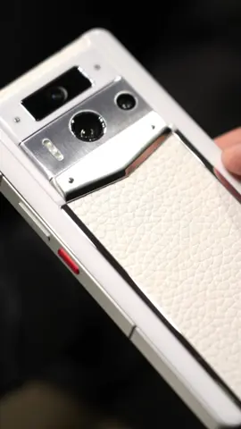 🤍✨ When the service is premium and the phone is even more. #VERTU #MetaMax #LuxuryUnboxing #VIPExperience #PureWhiteAesthetic #LuxuryTech #TikTokLuxury #HighEndLifestyle