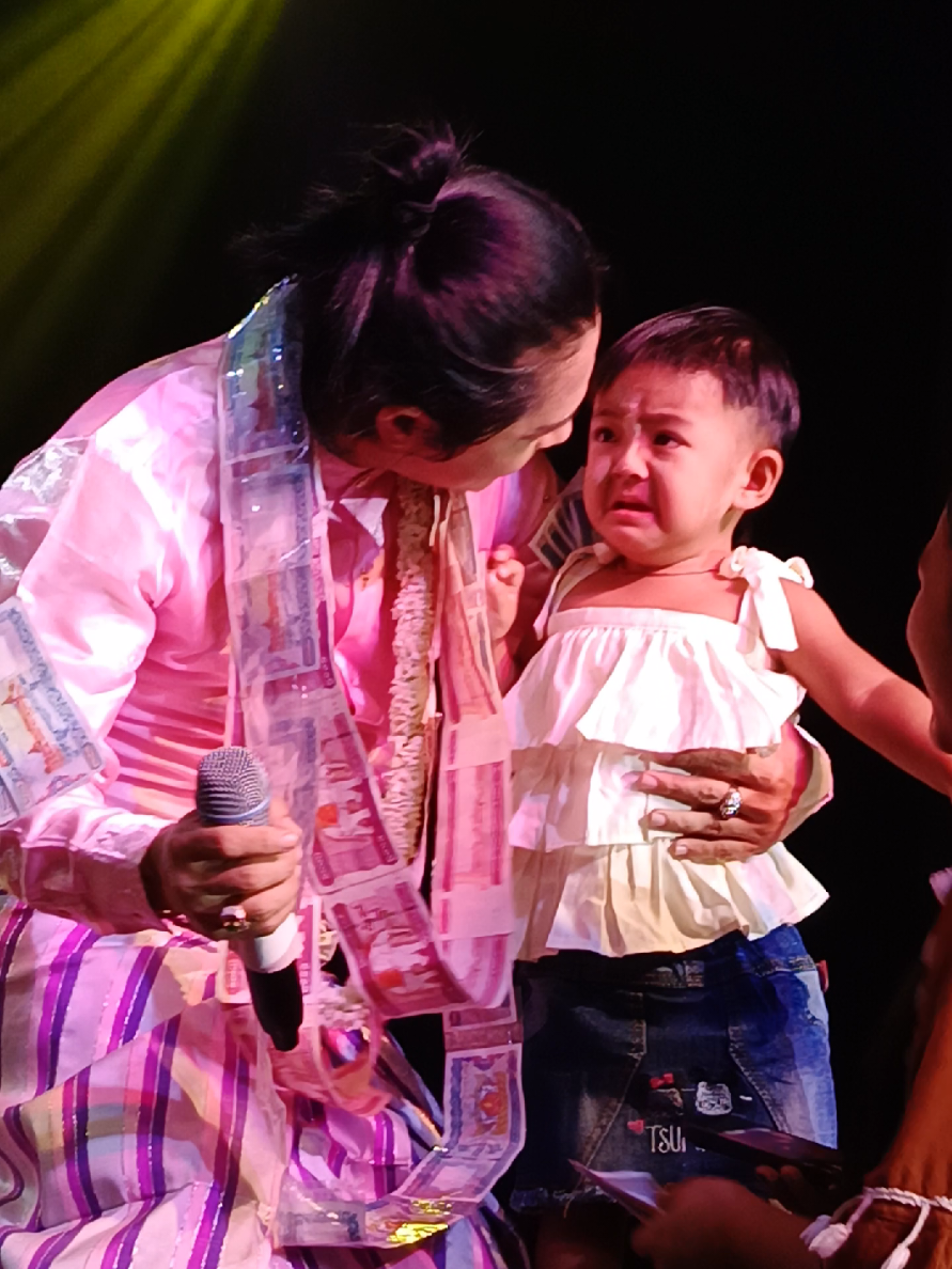 အင်းစိန်မှာ ပွဲလာကြည့်တဲ့ကလေးလေး 🤍 ဆုလာချရင်း ချစ်ချစ်ကိုကြောက်လို့ ငိုတာတဲ့ 😂 ချစ်စရာလေး 💓 #mycharmingprince  #ဖိုးချစ် #adorablechitchit  #cherisheverymoment  #fypシ゚ 