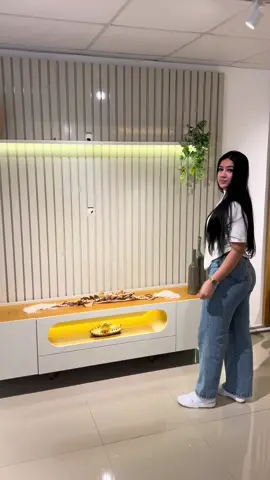 ✨ Transforme sua sala em um verdadeiro espetáculo! ✨ Esse Rack com Painel é puro luxo: ✅ Iluminação em LED que dá aquele toque moderno ✅ Pés de vidro que impressionam em qualquer ambiente ✅ Design sofisticado que valoriza sua casa 👉🏻 O móvel que vai fazer todo mundo elogiar sua sala está aqui. ⚡️ Estoque limitado - garanta já o seu!