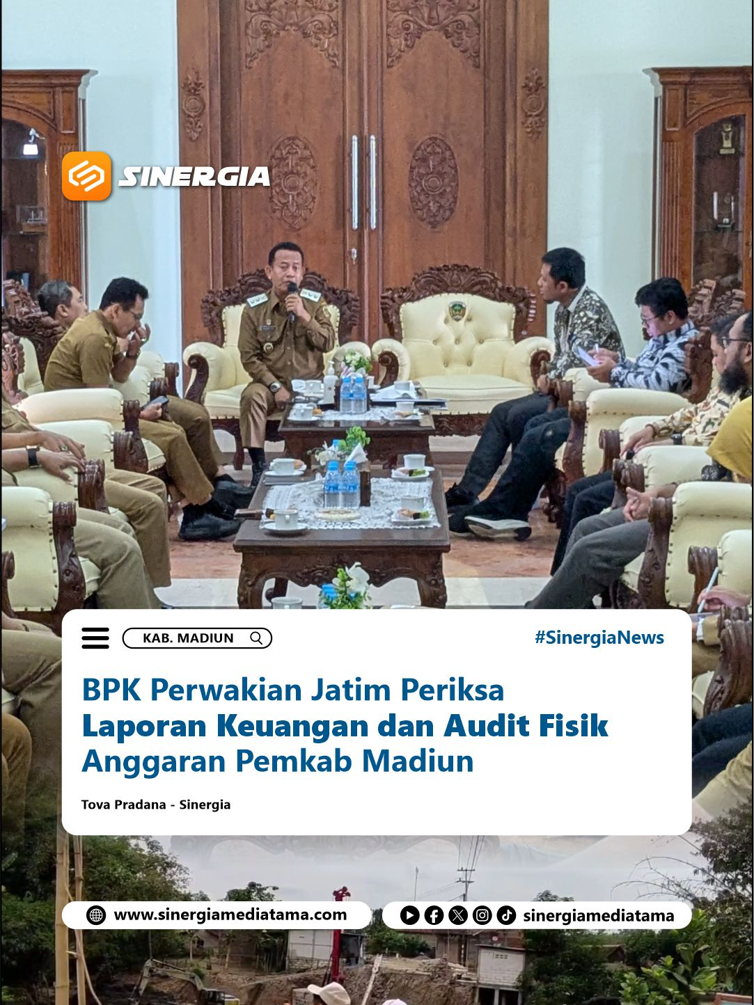 Sinergia | Kab.Madiun – Badan Pemeriksa Keuangan (BPK) PerwakilanProvinsi Jawa Timur memulai rangkaian pemeriksaan laporan keuangan dan audit fisik atas penggunaan anggaran Pemerintah Kabupaten Madiun tahun 2025. Entry meeting digelar pada Selasa (18/11/2025) dan audit dijadwalkan berlangsung selama satu bulan. Pemeriksaan lanjutan ini akan mengulas laporan akuntansi, keuangan, capaian fisik pekerjaan, serta evaluasi program di sejumlah Organisasi Perangkat Daerah (OPD). Peninjauan dilakukan secara acak di seluruh lingkup Pemkab Madiun. Pertemuan ini menandai masuknya BPK pada tahap pemeriksaan terinci, setelah dua pekan sebelumnya lembaga tersebut meminta dokumen administratif melalui Inspektorat. Tonton berita selengkapnya di Channel Youtube Sinergia Mediatama #Audit #Pemeriksaan #Anggaran #BPKJatim #Harmonis #HariWuryanto #BupatiMadiun #dr.PurnomoHadi #WabubMadiun #OPDKabMadiun #BeritaTerkini #KabupatenMadiun #BeritaMadiun #InfoMadiun #BeritaMagetan #BeritaNgawi #BeritaPonorogo #BeritaKabMadiun #SinergiaNews #SinergiaMediatama