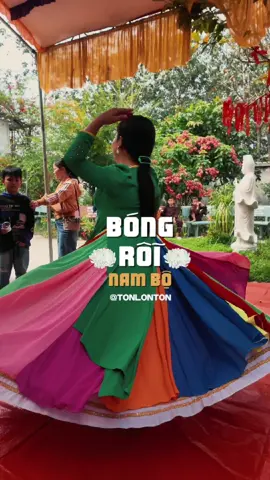 Bóng Rỗi - là loại hình diễn xướng dân gian đặc trưng ở vùng đất Nam bộ. Các nghệ nhân hát rỗi, múa bóng, dâng lên chén bông, mâm vàng để làm vui cho các vị nữ thần, cầu cho trăm họ được bình an, phát đạt. Lưu ý: các hoạt động biểu diễn do nghệ nhân có chuyên môn thực hiện, không tự ý làm theo. #tonlonton #muabongroi #bongroinambo #memaubinhphuoc #kvhnw 