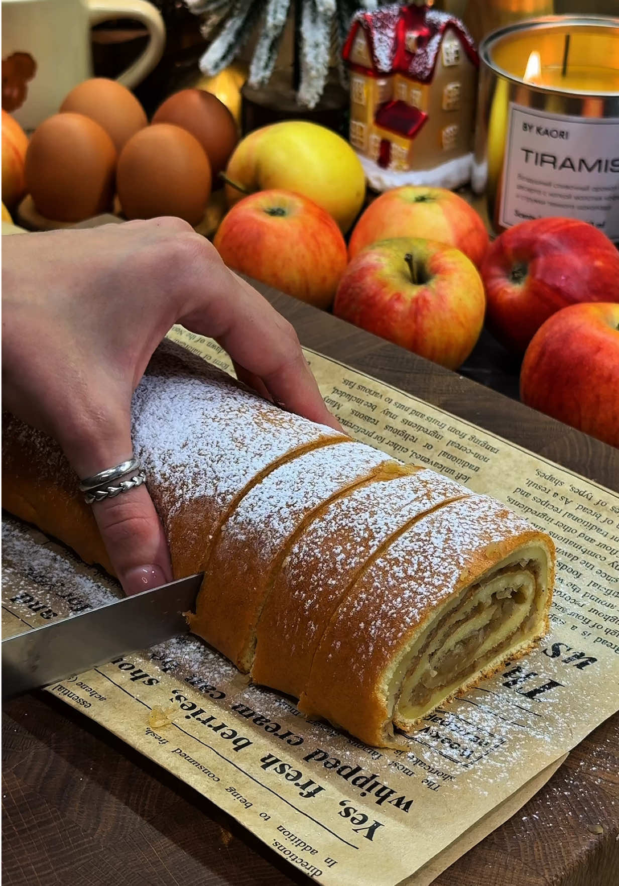 Яблочный рулет - таакой вкусный 🥹💔 🥧 тесто:  • яйцо - 5 шт  • сахар - 120 гр • ванильный сахар - 2 ч ложки  • мука - 100 гр • разрыхлитель - 1 ч ложка  • молоко - 50 мл • растительное масло - 50 мл • щепотка соли  🍎 начинка: • яблоки - 5-6 шт • корица - 1 ч ложка  • сахар - 2 ст ложки  • сливочное масло - небольшой кусочек  • крахмал - 1 ч ложка  ГОТОВИМ❣️: 🥧 яблоки почистить и натереть на крупной терке, обжарить на сухой сковороде с сахаром и корицей до испарения жидкости, в конце добавить сливочное масло и крахмал разведенный в 50 мл холодной воды, потомить пару минут и дать остыть  🥧 яйца взбить с сахаром и ванильным сахаром до белого цвета, затем добавить муку с крахмалом, перемешать венчиком, в конце добавить растительное масло и молоко, перемешать  🥧 на пергамент выложить тонким слоем начинку, затем сверху залить все тестом, выровнять и отправить в разогретую до 180 градусов духовку на 20-25 мин ( как станет румяным - доставать) 🥧 пока пирог горячий перевернуть его и снять со стороны начинки пергамент, далее завернуть рулет и посыпать сахарной пудрой  🥧 получается очень нежный рулет 😍 можно есть горячим и холодным Сохраняй, чтобы не потерять!🤍 . . . . . . . . . . #эстетикомуд #эстетикаготовки #готовка #яблочныйрулет #рулетбисквитный