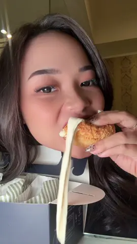 Asal beli diojol karna lagi pengen yang manis manis, ternyata enakkk! namanya chouxlala. #mukbang #choux #chouxlala #dessert 