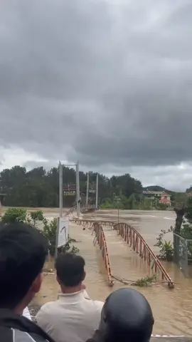 Do mưa lớn, đập thuỷ điện xả lũ với lưu lượng rất lớn, cây cầu treo bao năm gắn bó với nhân dân hai thôn Phú An, Thiện Chí và nhiều người quanh vùng do không chịu nổi sức chảy của nước, đã ngã đổ và bị nước cuốn đi! Thật đáng tiếc! #49lamdong #xuhuong #lũlụt 