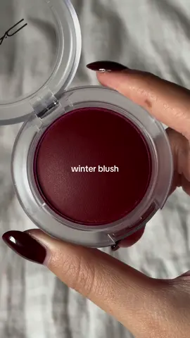 I love breaking out my red berry blushes for winter 🍇 @maccosmetics - big diva energy 🖤 #berry #blush #maccosmetics #burgundy #winter 