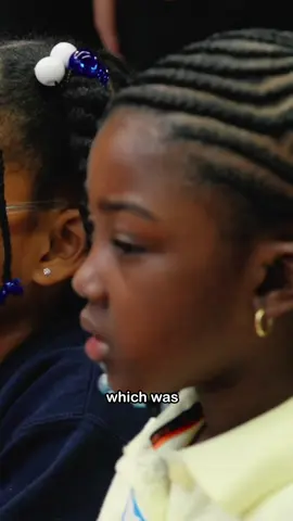 Gigi Hadid stepped in to teach a kindergarten class, and the kids did not miss their chance to ask the big questions. When one little girl asked how she got “so pretty,” Gigi replied: “The same way you got pretty - being born and being yourself.” 🥹✨ What a sweet moment! 📽️ : Celebrity Substitute #GigiHadid #CelebritySubstitute