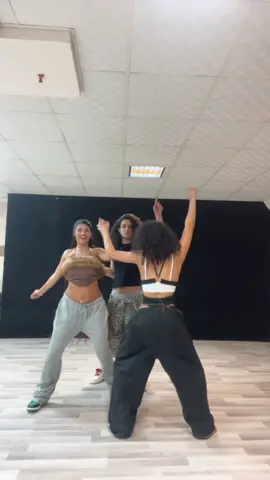 شیک شیک شیک 🧘🏽‍♀️ #fyp #فوریو_ایرانی #فوريو #dance #viral  @کیمیا🐆 @آرمین 
