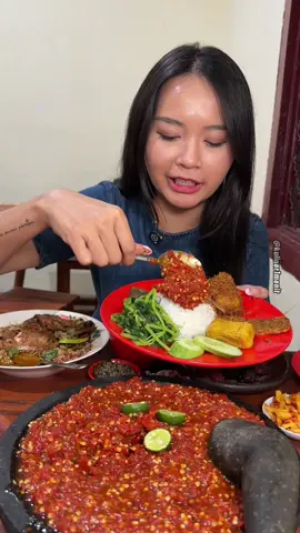 . AYAM PEDAS BANYUWANGI HJ. SUPIYAH . KULINER BANYUWANGI PALING ENAK DI BANDUNG😍😍 . Kalo mau yg pedes2 tuhh emang gaboleh nanggung yaah, harus masakannya orang Banyuwangi. Cabe nya sakti bangett woyy, bisa bikin kepedesan sampe segitunyaaa! Dan beruntung bangett orang Bandung bisa dapetinnya di @ayampedesbanyuwangihj.supiyah. Wajib coba ayam pedesnya yg gurih, bersantan dan ada smokey2 nya dari ayam panggang, enak bangett! Kalo mau menantang lambung harus coba nasi tempongnya, gilaaak pedes bangett woy sambel tempongnya🥹😍😍 Cuss langsung samperin! . 🏡AYAM PEDAS BANYUWANGI HJ. SUPIYAH 🔎  📍Jl. Bapa Supi no.1, Bandung HALAL . #kuliner1menit #ayampedas #jajanan #jajananviral #bandung                      