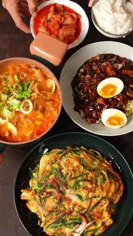 Trời mưa nấu 3 món Hàn nhanh gọn: 1. Bánh Xèo Hàn Quốc: - Bột bánh Xèo HQ ( có thể thay bằng 1/2 bột mỳ, 1/2 Bột chiên giòn) - 50g Hành lá cắt khúc - 50g hẹ lá - 1 củ hành tây cắt mỏng - 200g tôm - 200 mực - Muối, hạt nêm - Kimchi 2. Mỳ Tương đen: - Xào thịt ba rọi ra mỡ. Thêm hành tây, tỏi vào xào. Thêm 1 muỗng canh tương đen. Xào qua tương đen. Rồi cho bí ngòi và bắp cải xào. Thêm nước. Nêm thêm đường hạt nêm cho vừa vị. - Đun 15 phút. Thêm 2 muỗng canh bột bắp pha loãng. 3. Canh kim chi hải sản: - Xào tỏi và hành baro. Cho 1 chén kimchi xào cùng 1 muỗng canh tương ớt Hàn và 1 muỗng canh tương đậu Hàn. - Thêm nước. Nấu sôi 10 phút. Nêm thêm hạt nêm, đường nước mắm. Thêm nghêu, mực vào nấu 5 phút thì cho đậu hũ là xong! #ancungtiktok #LearnOnTikTok #ElmichChuanChauAu #CeramicElmich #ChamVaoXanh