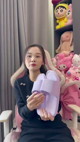 Đôi dép đi trong nhà ưng quá trời ưng các bà ơi, vừa nhẹ, vừa êm mà dễ đi lắm luôn. Giá có hơn 20 cành đôi dép thôi các bà ơi.  #depditrongnha  #depxopditrongnha  #depxop  #deptrongnha  #depxopditrongnha 