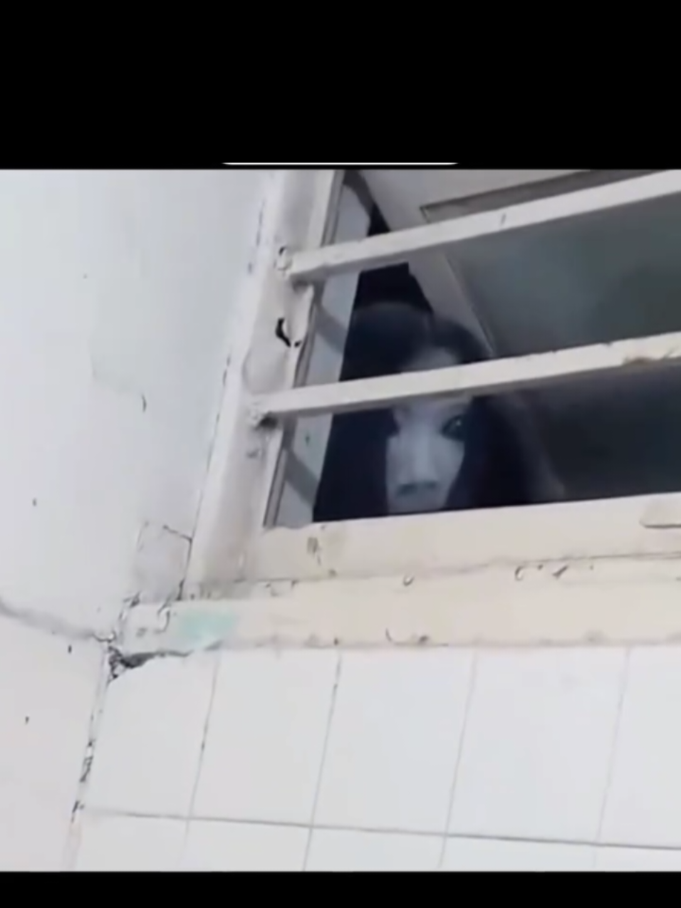 Baru saja masuk kamar mandi malah muncul kunti nangis diventilasi.#tiktokhorror#horror#serem 