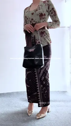 ada motif dan warna baru beb 😍😍 bahannya ga perlu diraguin lagi, pokoknya melar, adem, nyaman dipake sepanjang acara, sepanjang hari 😍💖 cantik dan cocok banget buat bawahan kebaya wisuda, kebaya lamaran, kebaya kondangan, dll 🫶🏻🫶🏻🫶🏻 #bawahankebaya #rokkebaya #kebayawisuda #kebayalamaran #kebayakondangan 