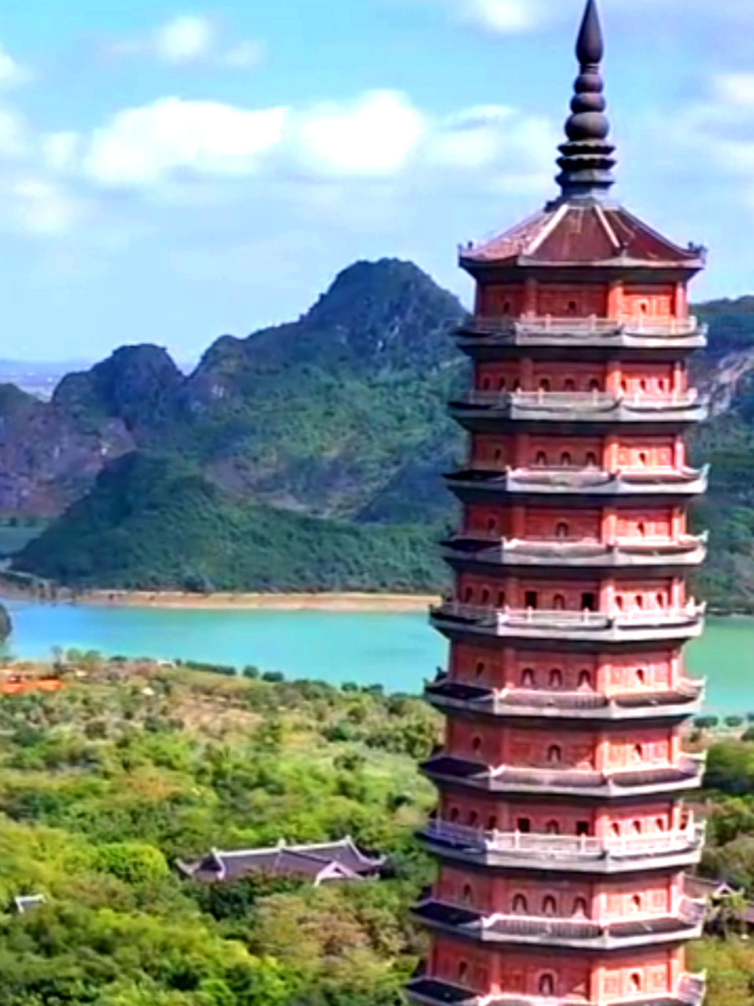 Bai Dinh Pagoda – Great Stupa, Vietnam. One of the most unreal and breathtaking towers in Asia. Have you seen anything like this before? Pagode Bai Dinh – Grand Stupa, Vietnam. Une des tours les plus irréelles et impressionnantes d’Asie. As-tu déjà vu quelque chose comme ça? เจดีย์ใหญ่ไบ๋ดิ๋ง – ประเทศเวียดนาม หนึ่งในสถาปัตยกรรมที่สวยงามและเหนือจริงที่สุดในเอเชีย เคยเห็นแบบนี้ไหม? #bhaidhpagoda #greatstupa #vietnamtravel #vietnamwonder #asiatravel #unrealplaces #amazingplaces #viralvideo #traveltiktok #templevietnam #visualpicks