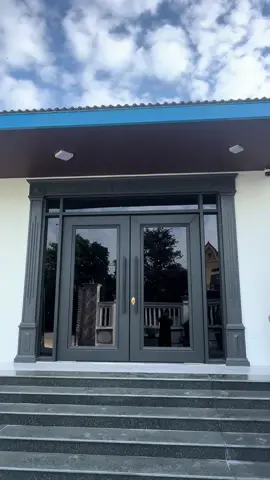 Nhôm Yangly màu xám đá hệ thủy lực kết hợp kính hộp xanh đen cường lực, tạo nên một bộ cửa vừa chắc chắn vừa mát mẻ, phào đại úy nghi cho ngôi nhà thêm phần vững Trãi #cuanhomthanhhoa #cuathuyluc #xingfaquangdong #nhomyangli 