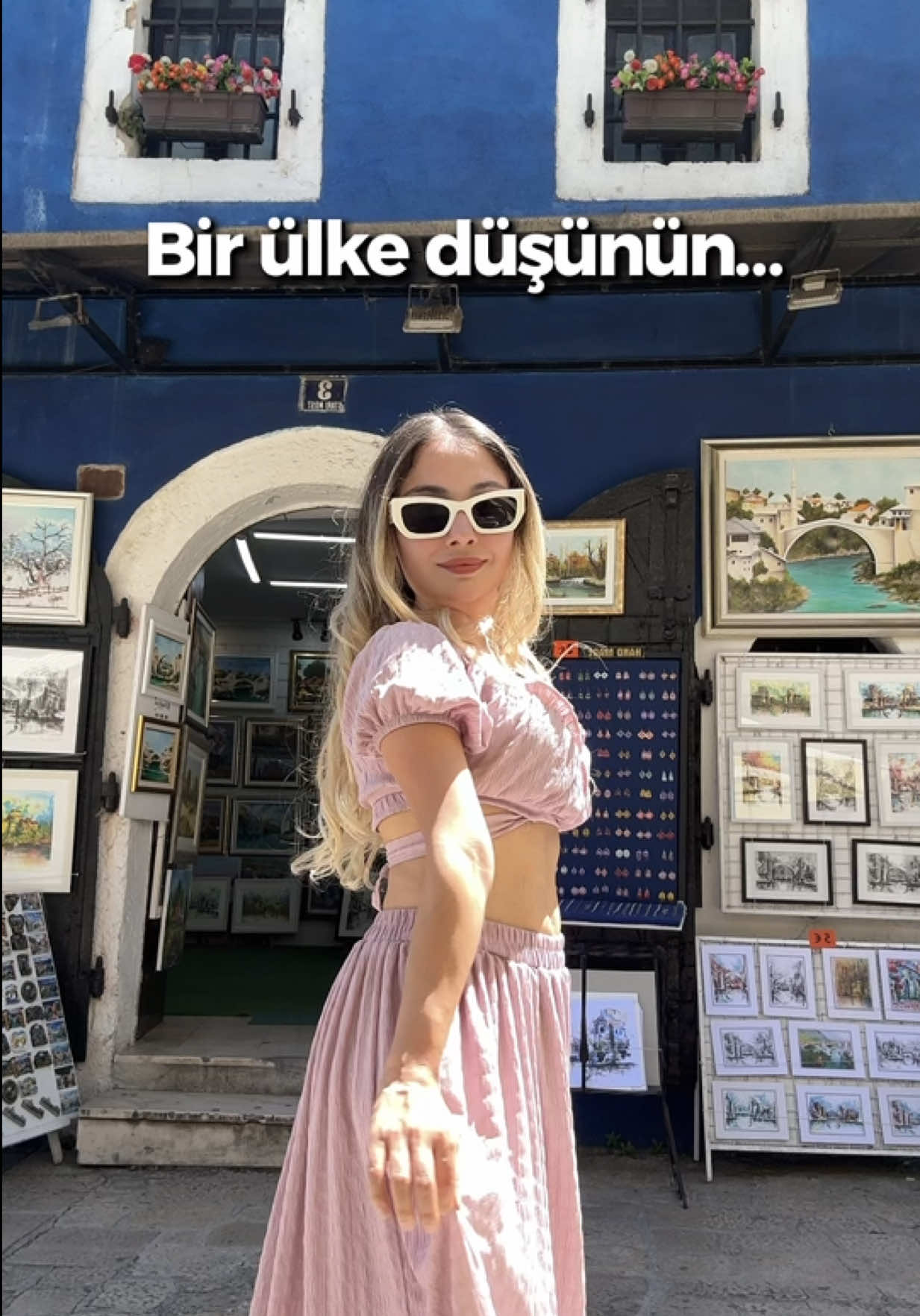 🇨🇺 KÜBA GEZİ REHBERİ — Kaydetmeden Gitmeyin! Küba; renkli sokakları, klasik arabaları, müziği, tarihi ve samimi insanlarıyla dünyanın en farklı atmosferlerinden biri. İşte gitmeden önce bilmeniz gereken her şey: ⸻ 🏝 KÜBA’DA NERELE﻿R GEZİLİR? 📍 Havana 	•	Eski Havana (UNESCO bölgesi) 	•	Malecon sahil yolu 	•	Devrim Meydanı 	•	Capitolio 	•	Plaza Vieja – Plaza de Armas 	•	El Floridita & La Bodeguita (Hemingway barları) 	•	Klasik araba turu mutlaka! 📍 Viñales Vadisi 	•	Tütün tarlaları 	•	Puro yapım çiftlikleri 	•	Mağaralar & doğa yürüyüşleri 	•	At turu / Jeep safari 📍 Varadero 	•	En ünlü sahil bölgesi 	•	Beyaz kum – turkuaz deniz 	•	Tüm gün deniz & resort tatili 📍 Trinidad 	•	Kolonyal mimari 	•	Müzik dolu sokaklar 	•	Playa Ancon sahili 📍 Cayo Santa Maria – Cayo Coco – Cayo Guillermo 	•	Küba’nın Maldivler’i 	•	Ultra sakin, cam gibi deniz ⸻ 🏨 KÜBA’DA NEREDE KALINIR? Havana: 	•	Iberostar Grand Packard 	•	Kempinski Manzana 	•	Paseo 206 	•	Casas Particulares (yerel evlerde konaklama – çok popüler) Varadero: 	•	Meliá Internacional 	•	Royalton Hicacos 	•	Iberostar Selection Varadero Cayo Santa Maria & Cayo Coco: 	•	Adults only resort’ler huzur isteyenlere birebir. ⸻ ⏳ KÜBA’YA KAÇ GÜN AYIRMALI? 	•	Havana + Viñales: 4–5 gün 	•	Havana + Varadero: 6–7 gün 	•	Havana + Trinidad + Cayo: 8–10 gün İdeal süre: 7 gün → Hem kültür hem deniz hem dinlenme. ⸻ 🍽 KÜBA’DA NE YENİR? NELER MEŞHUR? 	•	Ropa Vieja (lif lif et – efsane) 	•	Arroz con Pollo (tavuklu pilav) 	•	Moros y Cristianos (siyah fasulyeli pilav) 	•	Tostones (kızarmış plantain) 	•	Langosta / Istakoz 	•	Mojito & Daiquiri (Hemingway favorisi) Küba’da yemek kültürü sade ama lezzetli. Deniz ürünleri ve tropik meyveler çok popüler. ⸻ 🏖 KÜBA’DA NEREDE TATİL YAPILIR? 	•	Varadero: En popüler sahil destinasyonu 	•	Cayo Santa Maria: En berrak deniz, en sakin bölge 	•	Cayo Coco: Masmavi sular + resort tatili ⸻ 🎒 KÜBA İPUÇLARI 	•	İnternet yavaş olabilir → “Etecsa kartı” alıyorsunuz. 	•	Nakit dolar götürmek avantajlı. 	•	Sokaklar güvenli, insanlar çok sıcak. 	•	Kıyafetleriniz hep fotoğraflık olacak çünkü her yer rengârenk. ⸻ Küba tam bir zaman yolculuğu… Havana sokaklarında kaybolmadan dönmeyin! 🇨🇺✨ #küba 