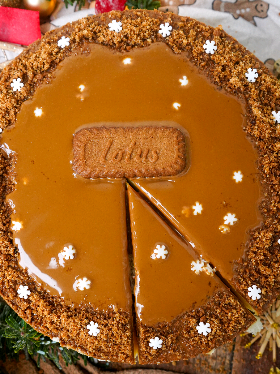 SERNIK LOTUS🔥👇 ✅️🔥 Koniecznie zaobserwuj mój profil, by być na bieżąco! SERNIK LOTUS Składniki Spód •	ciastka Lotus (tzw. Lotus Biscoff) — 200 g •	ok. 100 g masła — rozpuszczonego i lekko ostudzonego Masa serowa Zmienione względem przepisu oryginalnego: •	1,4 kg sera mielonego z pudełka (zamiast 1 kg)  •	200 g ricotty  •	3 jajka  •	200 g cukru  •	70 g mąki ziemniaczanej •	330 ml śmietanki 30/36%   Wierzch / dekoracje — zamiast białej czekolady i owoców •	krem Lotus — rozgrzany/podgrzany, żeby był płynny •	pokruszone ciastka Lotus — do obsypania brzegów sernika •	1 całe ciastko Lotus — na środek sernika •	cukrowe śnieżynki — do dekoracji Przygotowanie 1. Spód •	Ciastka Lotus zmiksuj na drobny „piasek”. •	Wymieszaj z roztopionym masłem. •	Wysyp i dociśnij na dno tortownicy (np. 26 cm), wyłożonej papierem do pieczenia. •	Schłódź w lodówce, albo odstaw na bok. 2. Masa serowa •	W dużej misce wymieszaj ser mielony z ricottą, jajkami, cukrem śmietanką i mąką ziemniaczaną.  •	Zmiksuj na gładką masę. •	Wylej masę serową na przygotowany spód. 3. Pieczenie Podobnie jak w oryginalnym przepisie: •	Rozgrzej piekarnik. do  jest 200 °C, potem obniż do ~100°C, włóż ciasto i piecz ~120 min. Pamiętaj na dno włóż blaszkę z gorącą wodą. •	Po zakończeniu pieczenia — uchyl drzwiczki piekarnika i zostaw sernik do lekkiego ostygnięcia (jak w oryginale).  4. Wierzch i dekoracja •	Podgrzej krem Lotus — aż będzie płynny. •	Wylej delikatnie na lekko schłodzony sernik. •	Brzegi udekoruj pokruszonymi ciastkami Lotus. •	Na środku umieść jedno całe ciastko Lotus. •	Posyp wierzch i brzegi cukrowymi śnieżynkami. Schładzaj.  ✅️🔥🔥 Zapisz przepis na później i ciesz się smakiem razem ze mną! 🚀🚀🚀 Ściskam Was mocno ❤️ Sylka #zesmakiemnaty  #cheesecake #xmas  #lotuscheesecake #lotus