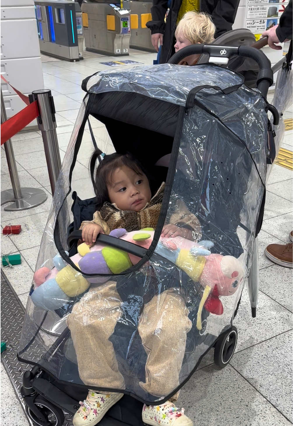 Hello parents! Always be ready sa biglaang ulan, lalo na pag on-the-go tayo! This stroller rain cover is a MUST para safe, dry, at comfy si baby kahit anong weather. Travel worry-free! Check this out now! ☔ #BabyEssentials #StrollerRainCover #MomLifePH #ParentingHacks #TravelWithBaby